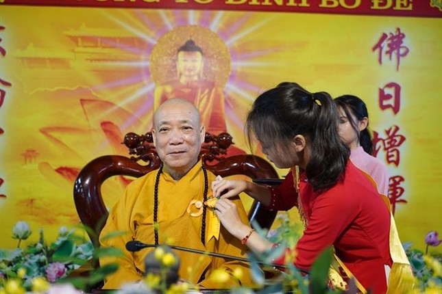 Phật tử cài hoa hồng vàng khánh tuế đến Hòa thượng Thích Bảo Nghiêm