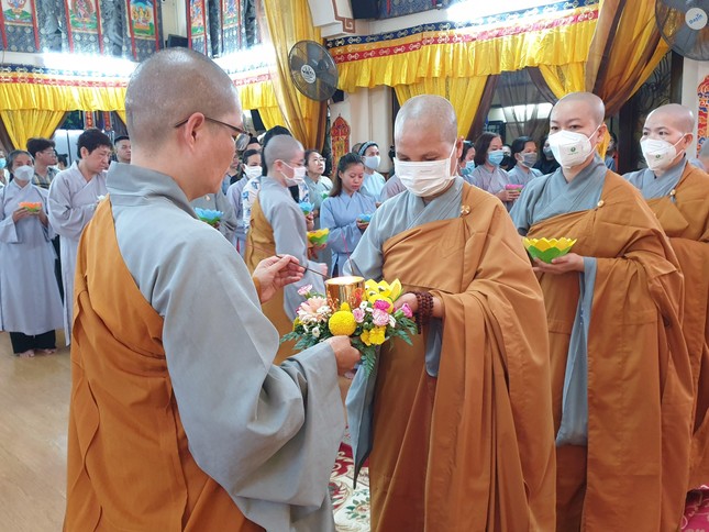 Ni sư Thích nữ Huệ Đức truyền đăng Ni sư Thích nữ Huệ Đức truyền đăng