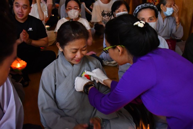 Hạnh phúc còn được bông hồng đỏ Hạnh phúc còn được bông hồng đỏ