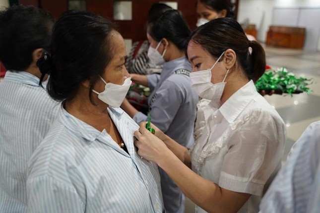 Mỗi bệnh nhân được cài hoa hồng Vu lan Mỗi bệnh nhân được cài hoa hồng Vu lan