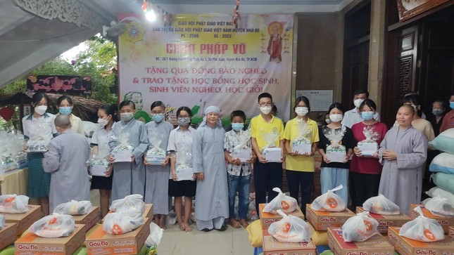 Trao học bổng cho học sinh