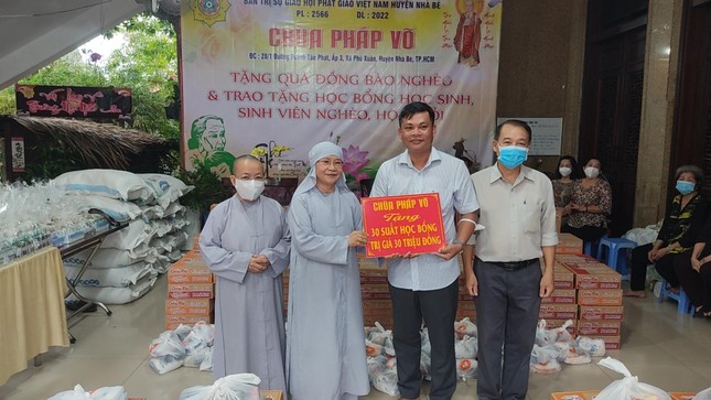 Ni trưởng Thích nữ Như Thảo trao 30 suất học bổng đến đại diện Ủy ban MTTQVN xã Phú Xuân