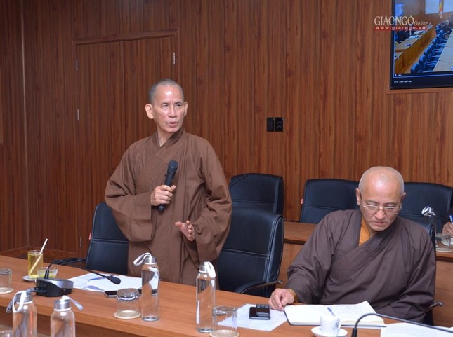 Hòa thượng Thích Thiện Thống đóng góp ý kiến tại hội nghị