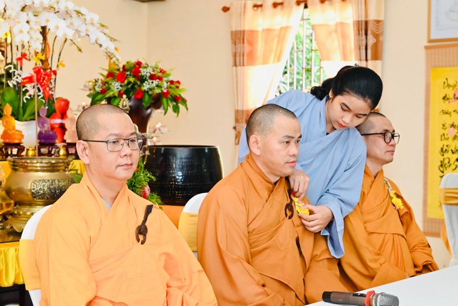 Phật tử cài hoa hồng Vu lan Phật tử cài hoa hồng Vu lan