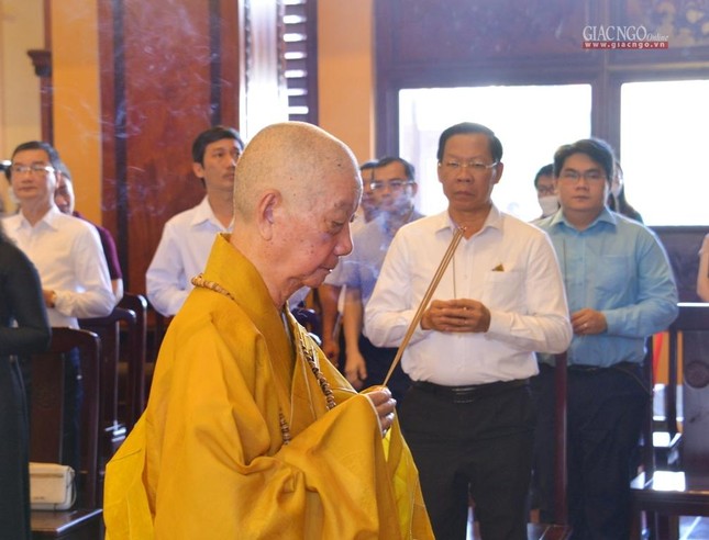 Trưởng lão Hòa thượng Quyền Pháp chủ GHPGVN đã đại diện chư tôn giáo phẩm Hội đồng Chứng minh niêm hương bạch Phật