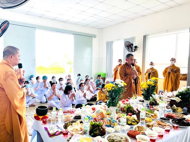 Buổi lễ cầu nguyện nhằm xoa dịu phần nào nỗi buồn thương của những người có thân nhân qua đời trong đại dịch Buổi lễ cầu nguyện nhằm xoa dịu phần nào nỗi buồn thương của những người có thân nhân qua đời trong đại dịch