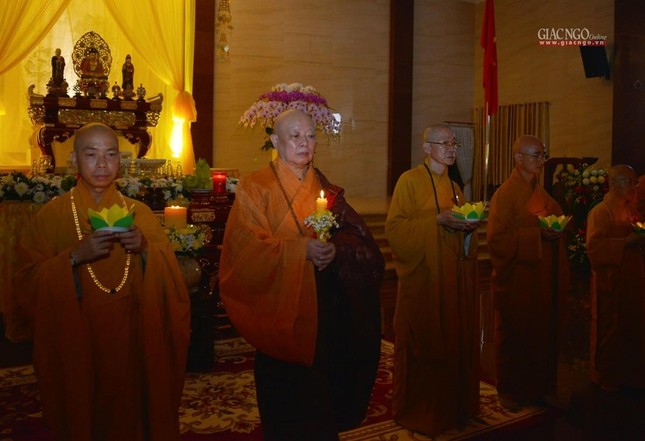 Lễ hoa đăng, chư tôn đức đã trang nghiêm xưng niệm danh hiệu Bồ-tát Quán Thế Lễ hoa đăng, chư tôn đức đã trang nghiêm xưng niệm danh hiệu Bồ-tát Quán Thế