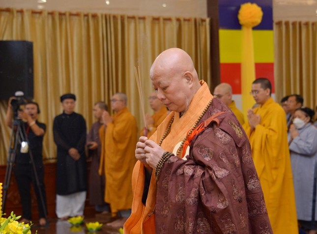 Thành kính dâng hương bạch Phật Thành kính dâng hương bạch Phật