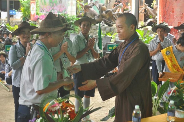 Đại đức Thích Vạn Phú phát biểu chúc mừng và khuyến tấn Ban Quản trại và trao quyết định, còi lệnh cho trại trưởng Đại đức Thích Vạn Phú phát biểu chúc mừng và khuyến tấn Ban Quản trại và trao quyết định, còi lệnh cho trại trưởng