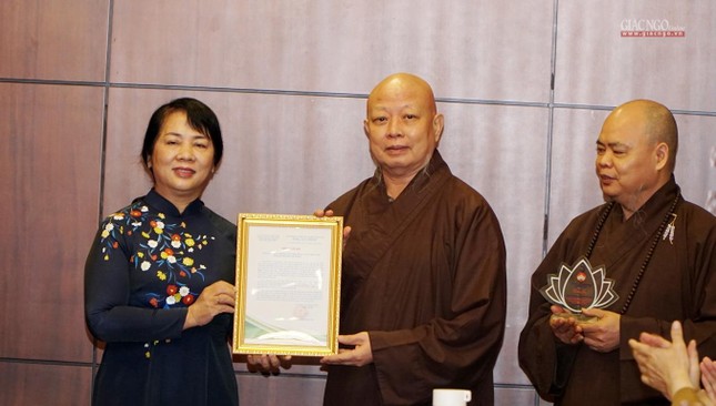 Bà Trần Kim Yến trao thư cảm ơn đến Ban Trị sự GHPGVN TP.HCM đã đóng góp 1 tỷ đồng, cùng 1.000 phần quà, trị giá 1,2 tỷ đồng nhân Đại lễ kỳ siêu vừa qua Bà Trần Kim Yến trao thư cảm ơn đến Ban Trị sự GHPGVN TP.HCM đã đóng góp 1 tỷ đồng, cùng 1.000 phần quà, trị giá 1,2 tỷ đồng nhân Đại lễ kỳ siêu vừa qua