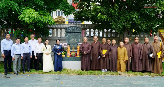 Chụp ảnh lưu niệm tại bia tưởng niệm đồng bào tử vong, cán bộ, chiến sĩ hy sinh trong đại dịch Covid-19 trong khuôn viên Việt Nam Quốc Tự Chụp ảnh lưu niệm tại bia tưởng niệm đồng bào tử vong, cán bộ, chiến sĩ hy sinh trong đại dịch Covid-19 trong khuôn viên Việt Nam Quốc Tự