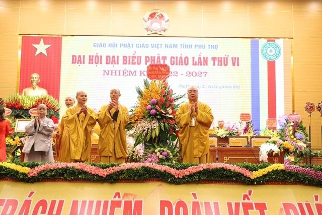 Thượng tọa Thích Minh Nghiêm nhận hoa chúc mừng của Trung ương GHPGVN Thượng tọa Thích Minh Nghiêm nhận hoa chúc mừng của Trung ương GHPGVN