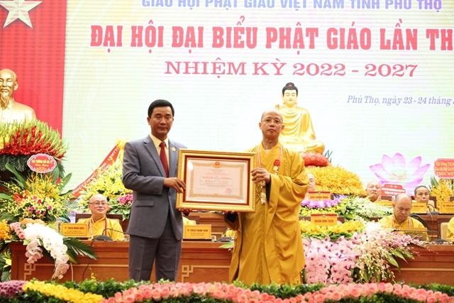 Thượng tọa Thích Minh Nghiêm, Trưởng ban Trị sự GHPGVN tỉnh Phú Thọ nhận Huân chương Lao động hạng Nhì Thượng tọa Thích Minh Nghiêm, Trưởng ban Trị sự GHPGVN tỉnh Phú Thọ nhận Huân chương Lao động hạng Nhì