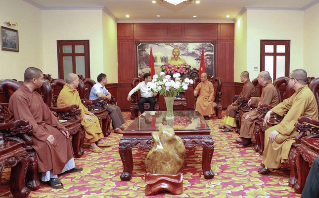 Ông Lưu Văn Trung, Phó Bí thư Tỉnh ủy, Chủ tịch HĐND tỉnh đón tiếp phái đoàn