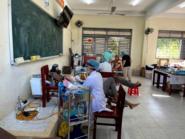 Bác sĩ khám bệnh cho bà con Bác sĩ khám bệnh cho bà con