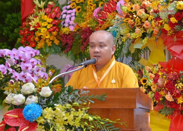 Thay mặt Ban Trị sự, Thượng tọa Thích Trung Nguyện đọc quyết định chuẩn y thành phần nhân sự Phân ban Ni giới TP.HCM nhiệm kỳ 2022-2027