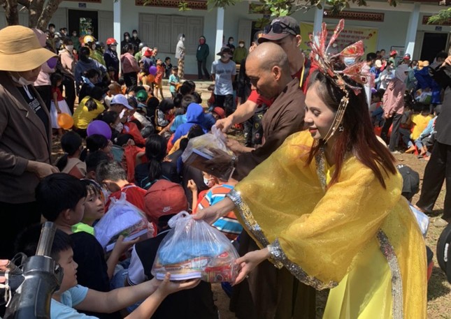 Trao quà cho thiếu nhi nhân Tết Trung thu sắp tới