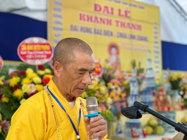 Đại đức Thích Như Nhân, trụ trì chùa Linh Quang đã báo cáo kết quả xây dựng ngôi Tam bảo