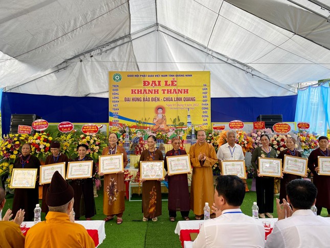 Ban Trị sự GHPGVN tỉnh Quảng Ninh đã trao tặng Bằng tuyên dương công đức cho 2 tập thể và 18 cá nhân tiêu biểu