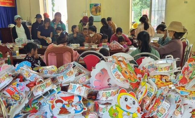 Trao quà trung thu cho học sinh miền núi