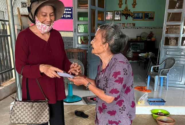 Phật tử Nhật Ba trao quà đến nghèo già neo đơn