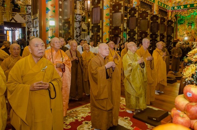 Hòa thượng Chủ tịch Hội đồng Trị sự và chư tôn giáo phẩm niêm hương