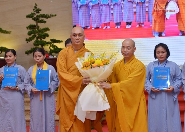 Thượng tọa Thích Quang Thạnh chúc mừng Thượng tọa Thích Thiện Chơn phụ trách Trưởng ban Bảo trợ