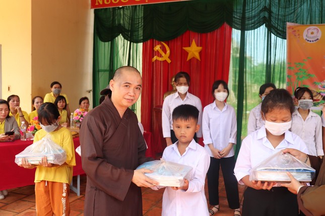 Trao quà đến học sinh Trao quà đến học sinh