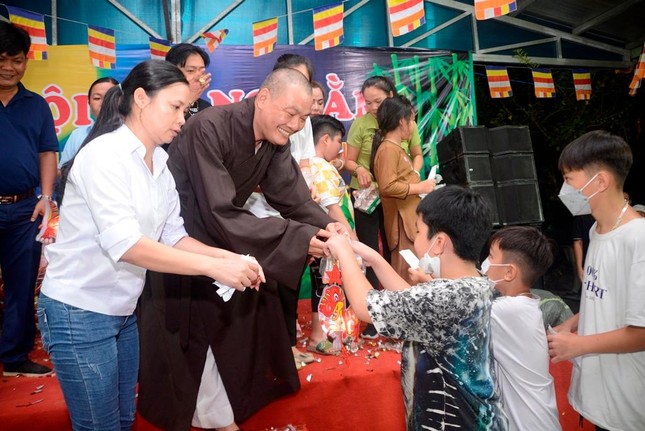 Đại đức Thích Bửu Thành tổ chức chương trình văn nghệ vui Trung thu Đại đức Thích Bửu Thành tổ chức chương trình văn nghệ vui Trung thu