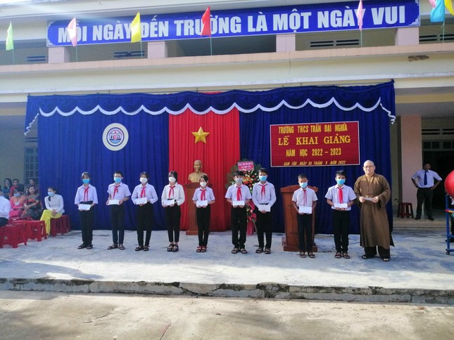 Đại đức Thích Đồng Tài trao quà học sinh nhân lễ khai giảng năm học mới Đại đức Thích Đồng Tài trao quà học sinh nhân lễ khai giảng năm học mới