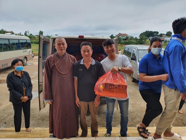 Tịnh thất An Lạc (xã Nhơn Đức, huyện Nhà Bè) tặng quà đến bà con khó khăn ở xã Đắk Hà Tịnh thất An Lạc (xã Nhơn Đức, huyện Nhà Bè) tặng quà đến bà con khó khăn ở xã Đắk Hà