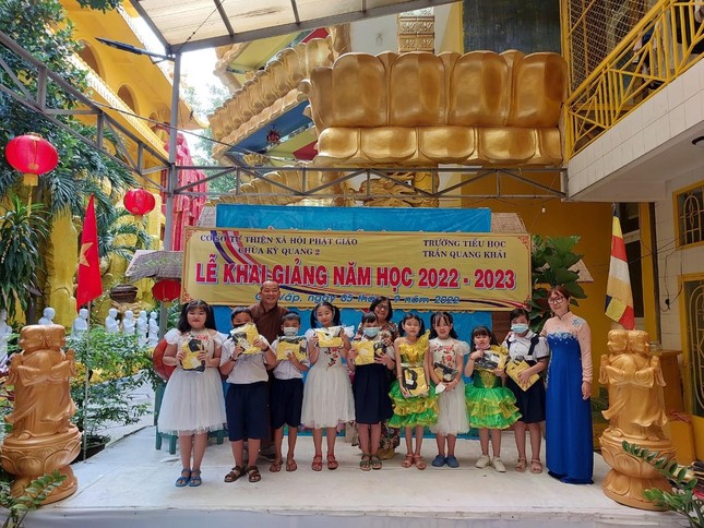 Đại đức Thích Quang Hải tặng quà cho học sinh nhân khai giảng năm học mới