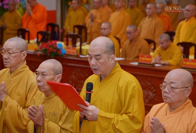 Thượng tọa Thích Truyền Cường đại diện phát biểu nhận nhiệm vụ