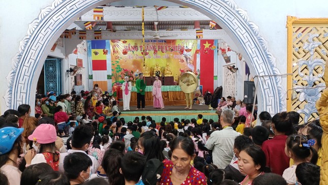 Tổ chức văn nghệ, trao quà trung thu cho các em thiếu nhi tại chùa Kim Thiền