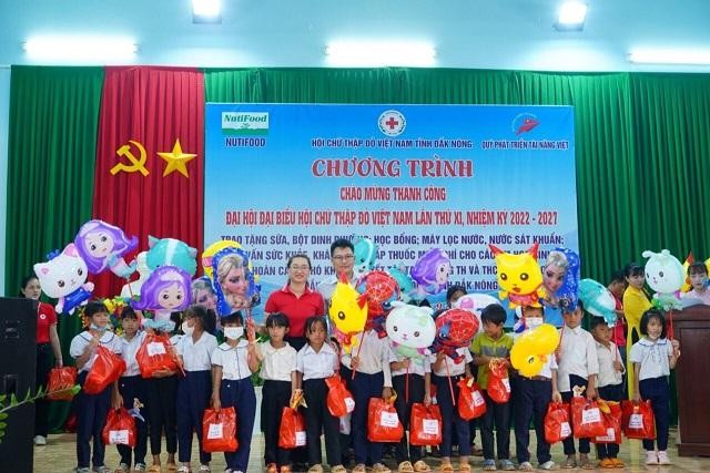 Trao quà cho học sinh khó khăn Trao quà cho học sinh khó khăn