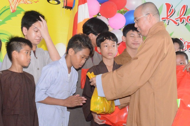 Thượng tọa Thích Giác Nghi trao quà đến các em học sinh Thượng tọa Thích Giác Nghi trao quà đến các em học sinh