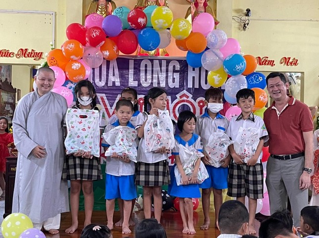 Ni sư Thích nữ Huệ Hiếu, trụ trì chùa Long Hoa trao quà cho học sinh Ni sư Thích nữ Huệ Hiếu, trụ trì chùa Long Hoa trao quà cho học sinh