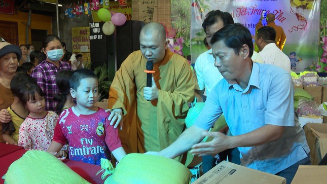 Đại đức Thích Quảng Hiền trao quà cho thiếu nhi Đại đức Thích Quảng Hiền trao quà cho thiếu nhi