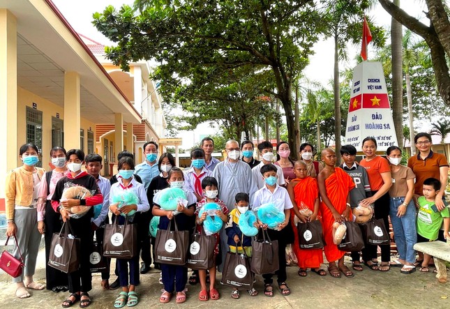 Ni sư Huệ Đức trao quà trung thu cho học sinh Ni sư Huệ Đức trao quà trung thu cho học sinh