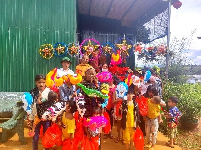 Tặng quà trung thu cho các em