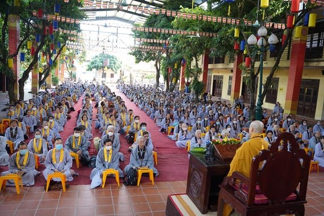 Hòa thượng Thích Bảo Nghiêm đăng đàn truyền Bát Quan trai giới cho Phật tử Hòa thượng Thích Bảo Nghiêm đăng đàn truyền Bát Quan trai giới cho Phật tử
