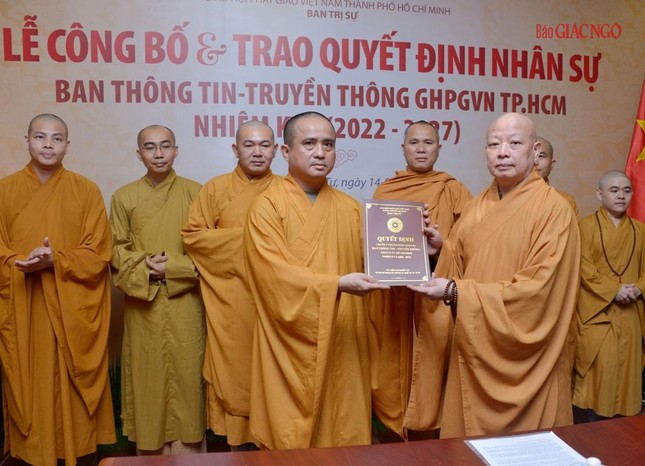 Hòa thượng Thích Lệ Trang trao quyết định đến Thượng tọa Thích Tâm Hải