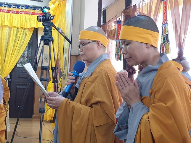 Ni sư Thích nữ Huệ Đức tác bạch cúng dường trai tăng