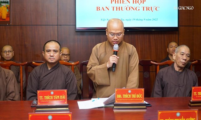 Đại đức Thích Trí Đức trình chương trình buổi họp