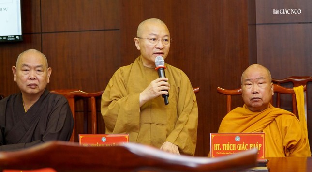 Thượng tọa Thích Nhật Từ đóng góp ý kiến tại buổi họp