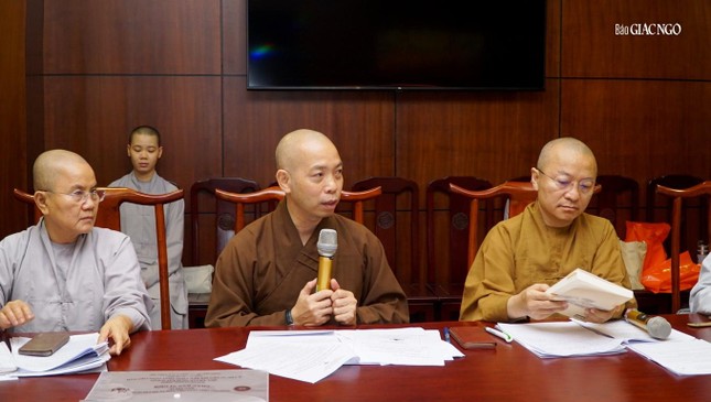 Thượng tọa Thích Quang Thạnh góp ý tại buổi họp