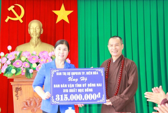 Thượng tọa Thích Minh Trí trao bảng ủng hộ 315 suất học bổng