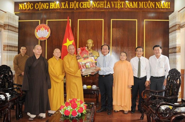Ban Trị sự Phật giáo tỉnh tặng quà chúc mừng trong chuyến thăm lãnh đạo Ủy ban MTTQVN tỉnh Quảng Nam Ban Trị sự Phật giáo tỉnh tặng quà chúc mừng trong chuyến thăm lãnh đạo Ủy ban MTTQVN tỉnh Quảng Nam