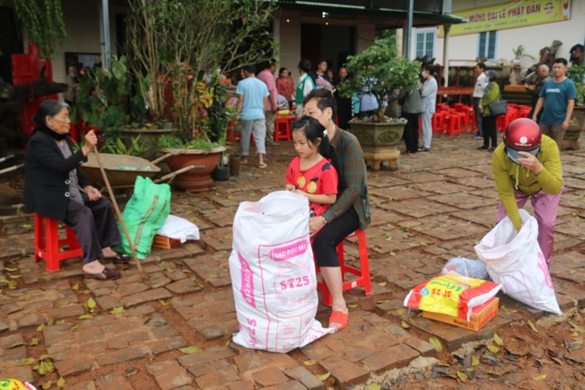 Nhiều phần quà được chia sẻ đến bà con khó khăn - Ảnh: CTV Nhiều phần quà được chia sẻ đến bà con khó khăn - Ảnh: CTV