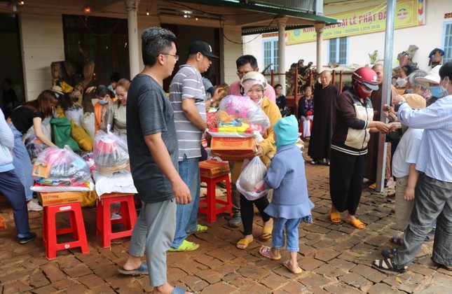 Ban Từ thiện thiền viện Vạn Hạnh trao quà đến những hộ nghèo - Ảnh: CTV Ban Từ thiện thiền viện Vạn Hạnh trao quà đến những hộ nghèo - Ảnh: CTV